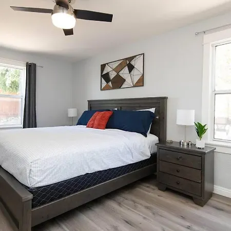 Lovely 2Bedroom Condo With Free Parking On Premise